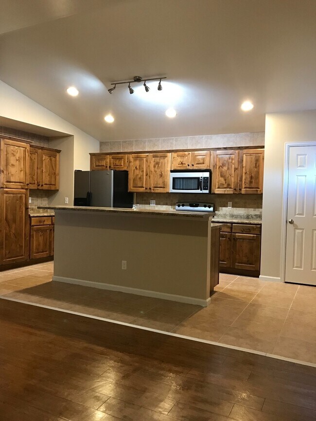 Building Photo - 3 bed, 2 bed home with a 3 car garage