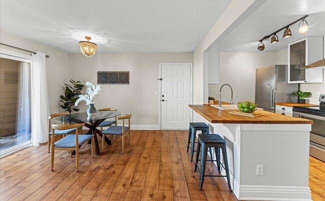 Building Photo - 120 Reflections Dr