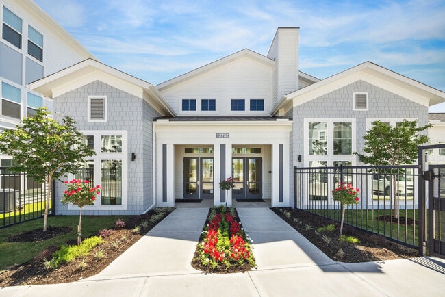 Willow Plaza apartments — community photo - Willow Plaza