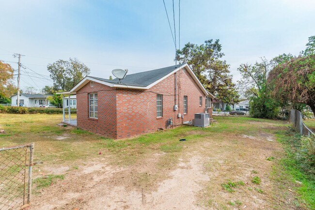 Foto del edificio - Brick home with a fenced-in yard!