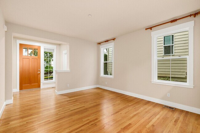 Building Photo - 3 Bedroom 2.5 Bath in Clyde Hill