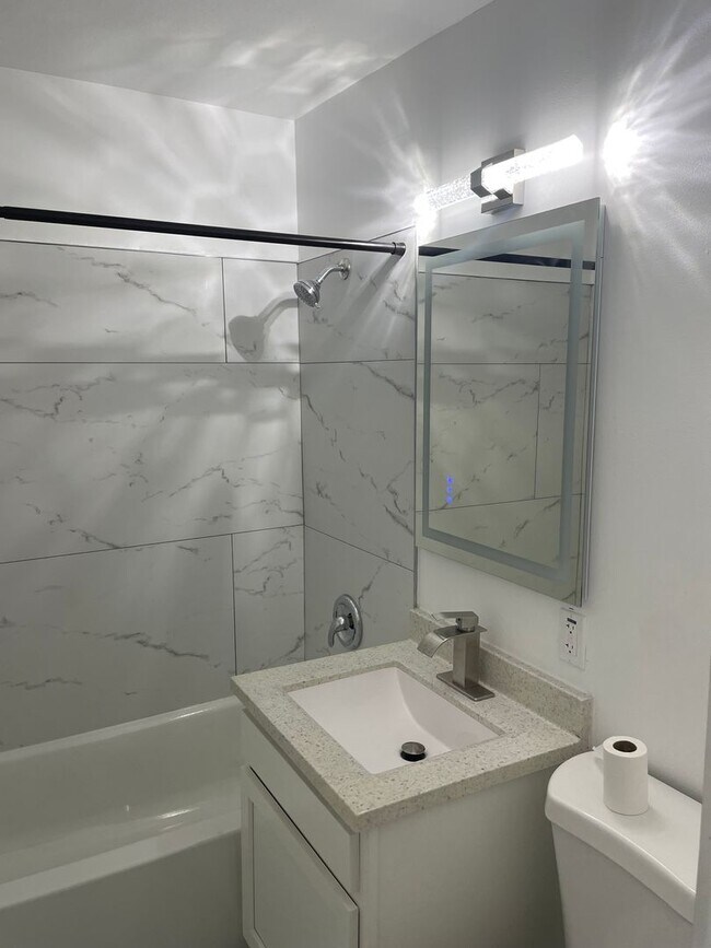 Building Photo - 4-Bd Single Family in Riverwest. *Brand new renovations*