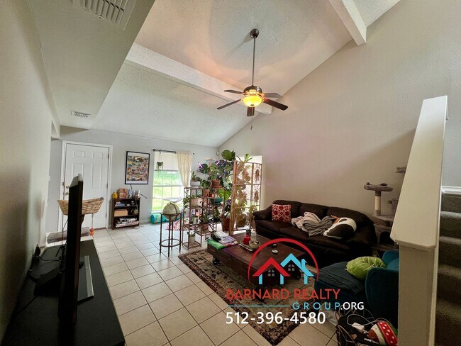 Foto del edificio - Available July 18: 3 bedroom, 2.5 Bath Duplex with Garage and Fenced Yard