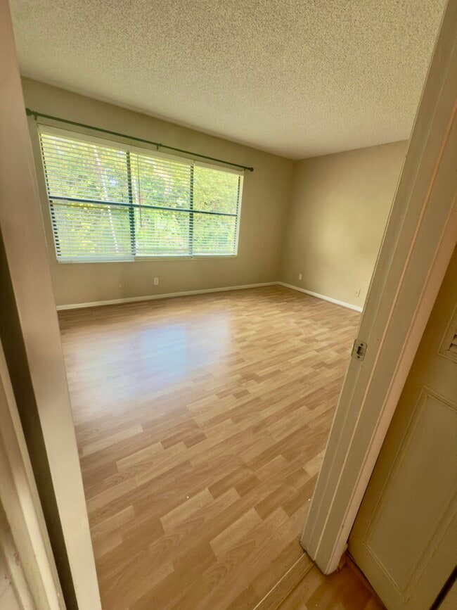 Building Photo - 799 Hill Dr