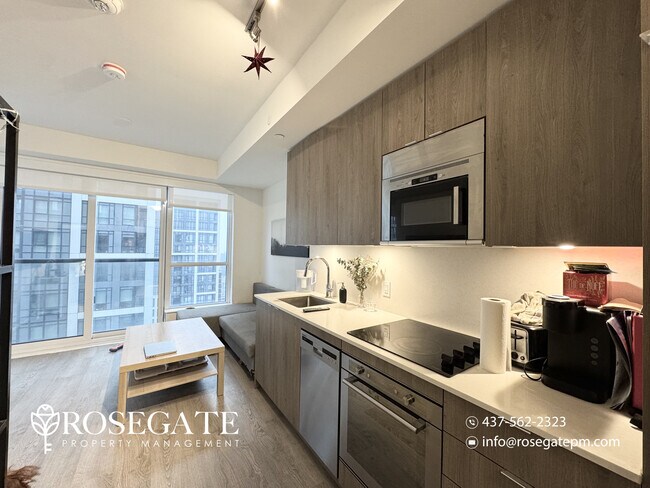 Photo du bâtiment - Modern 1-Bedroom Condo with Dual Walk-In Closets & Locker – Etobicoke