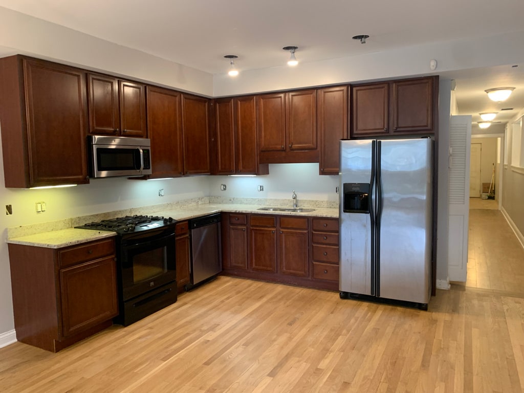 Spacious and bright. Kitchen has granite countertops and stainless steel appliances. - 1524 W Birchwood Ave