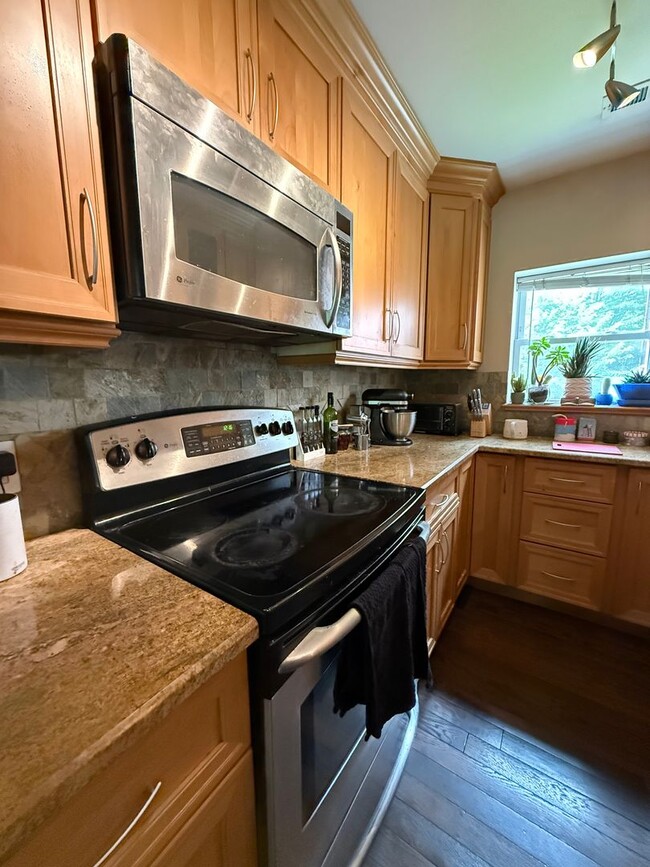 Building Photo - Spacious, Renovated Brighton / Oak Square area Condo with parking for September 1st - NO FEE