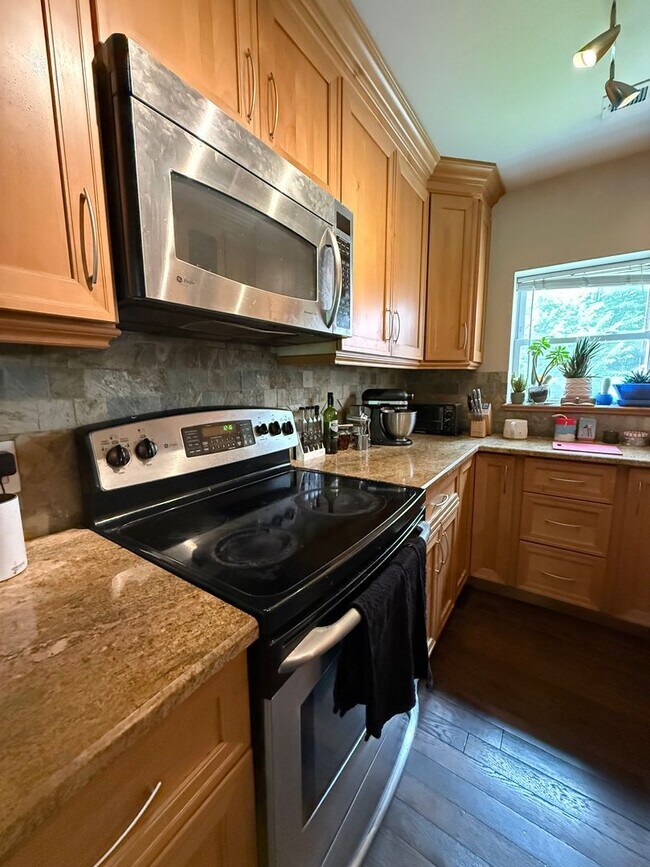 Foto del edificio - Spacious, Renovated Brighton / Oak Square area Condo with parking for September 1st - NO FEE