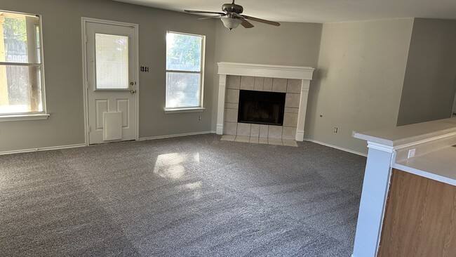 Building Photo - 106 Star of Texas Dr
