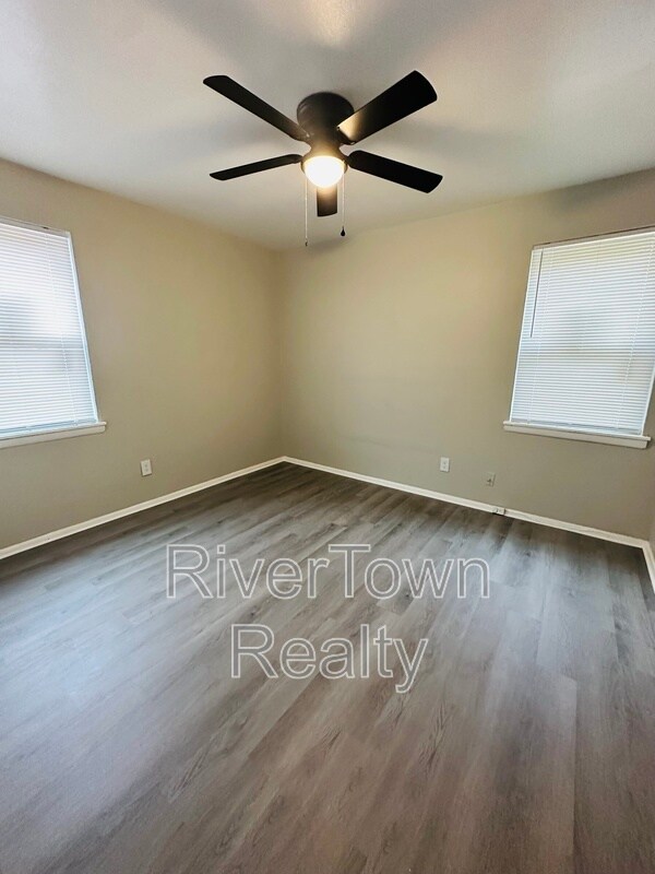 Foto del edificio - 1490 Lake Grove St