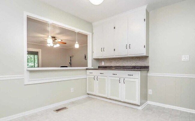 Foto del edificio - 912 Snow Hill Rd