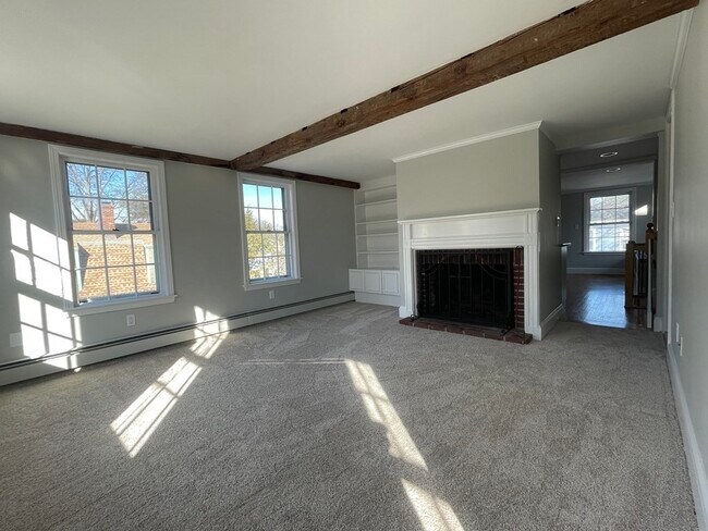 Building Photo - 57 Elm St