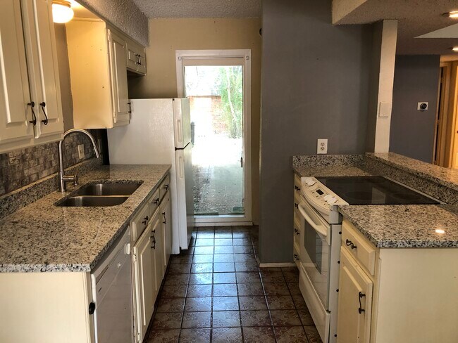 Foto del edificio - 2015 Fleur De Lis Ct