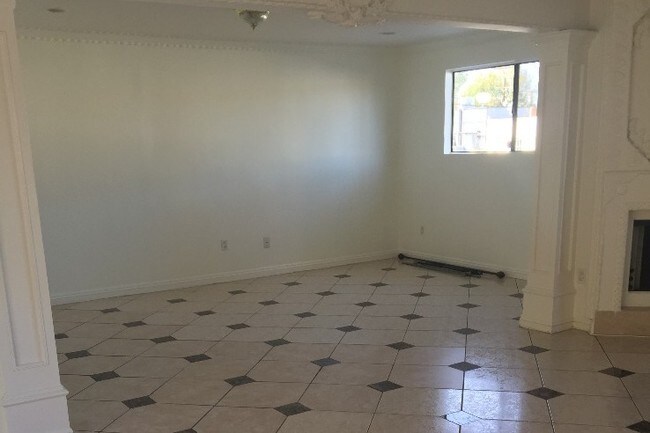 Building Photo - 5545 Whitsett Ave