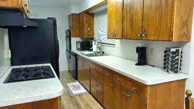 Building Photo - 557 Laker Wy