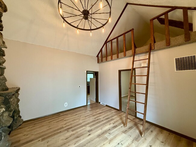 Foto del edificio - 2 Bed 1 Bath with a 2 Room Loft