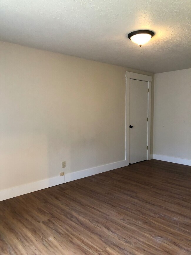 Building Photo - Cute as a button!