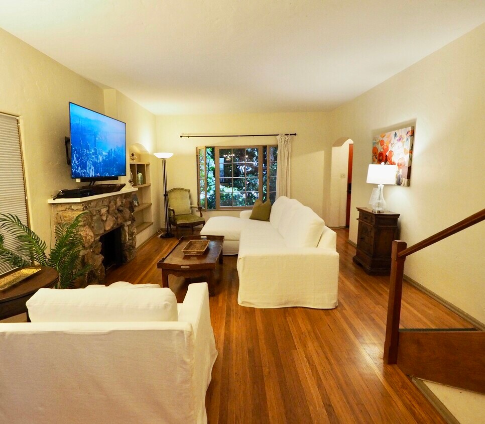 Lovely living room facing front window/door - 823 6th St