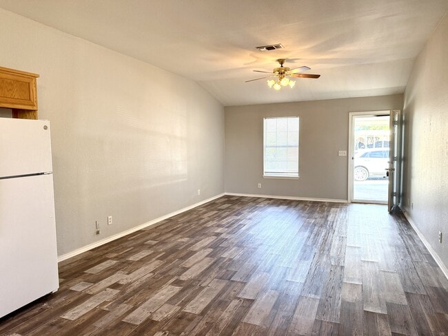 Building Photo - 2305 Cimmaron Dr