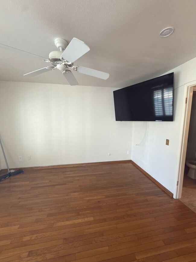 Foto del edificio - DESIRABLE TWO BEDROOM TWO BATH HOME IN STUDIO CITY