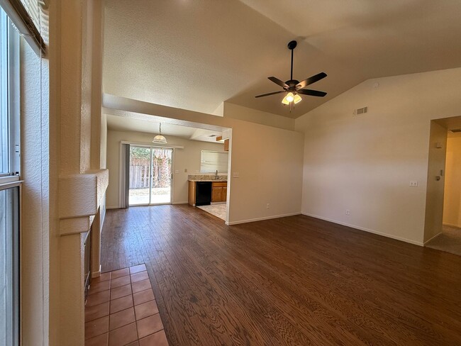 Building Photo - 3 Bed, 2 Bath Corner Lot