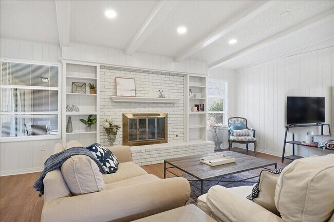 Foto del edificio - Charming one-of-a-kind 4 Bedroom Home