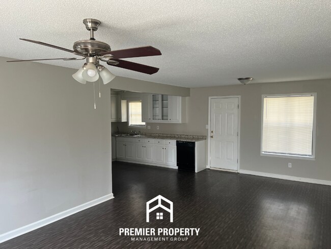 Foto del edificio - Charming 3BR/2BA Home in Huntsville | Hardwood Floors, Fireplace & 2-Car Garage