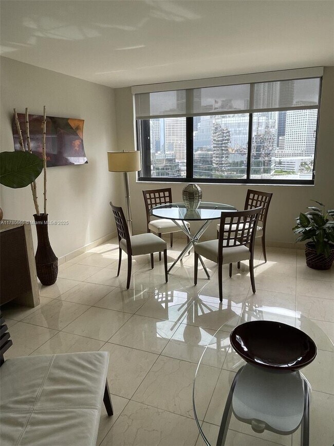 Building Photo - 540 Brickell Key Dr