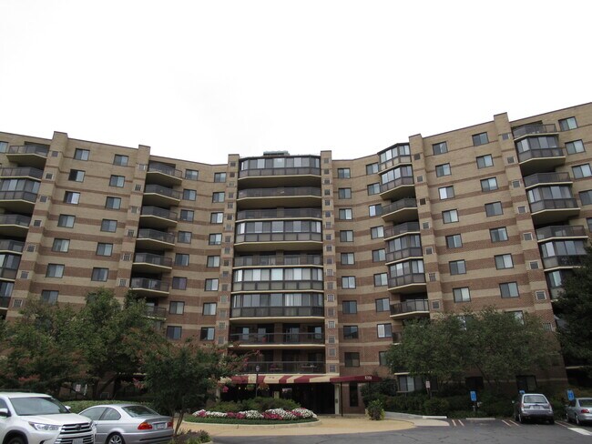 POPULAR ROTANDA WITH AMENITIES - 8350 Greensboro Dr