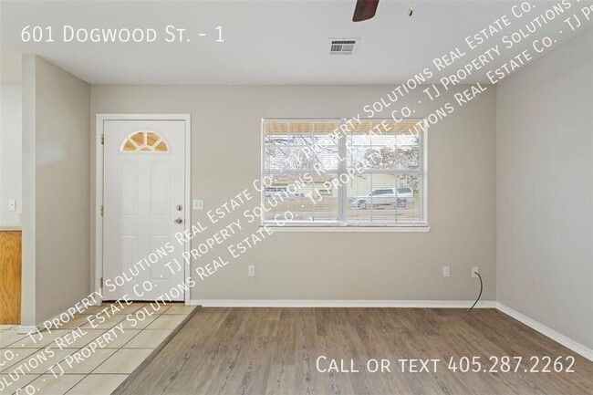 Building Photo - Remodeled two bedroom duplex