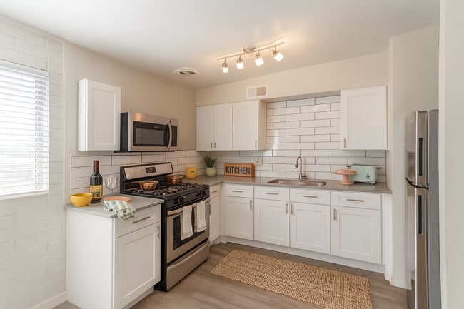 Building Photo - U Apartments @ Melrose