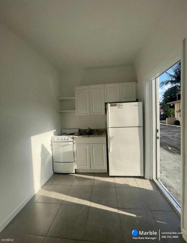 Foto del edificio - 2 br, 1 bath Townhome - 55 NE 69TH St Unit B