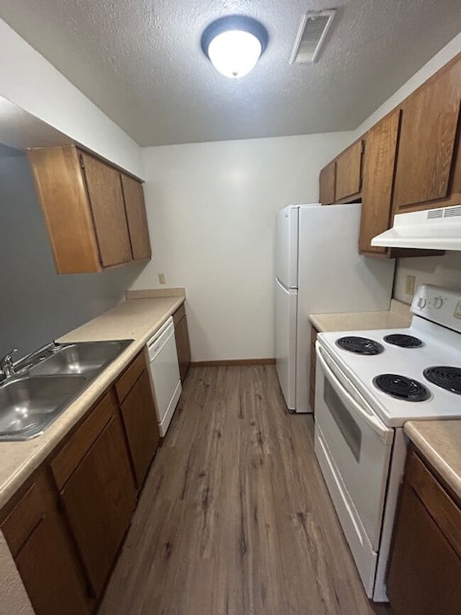 Building Photo - 2 bedroom 1 bath, middle floor apartment with private balcony