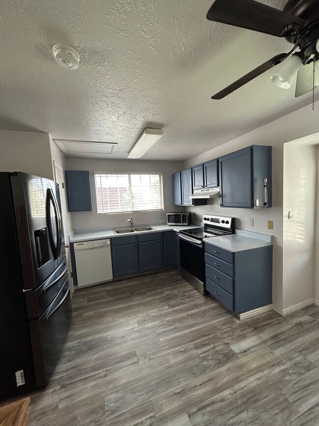 Building Photo - 4 Bedroom 2 Bathroom Home West Jordan,Utah