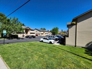 Building Photo - 2121 SW Umatilla Ave