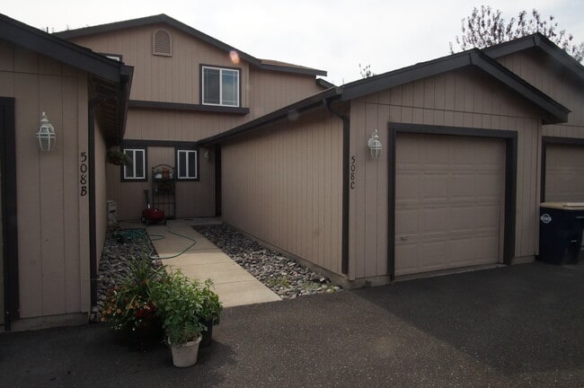 Building Photo - 508 NE Negus Loop