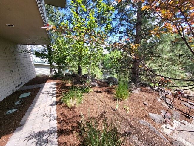 Building Photo - FULLY FURNISHED - 3 Bed 3 Full bath-office/bonus/craft room-walk to river