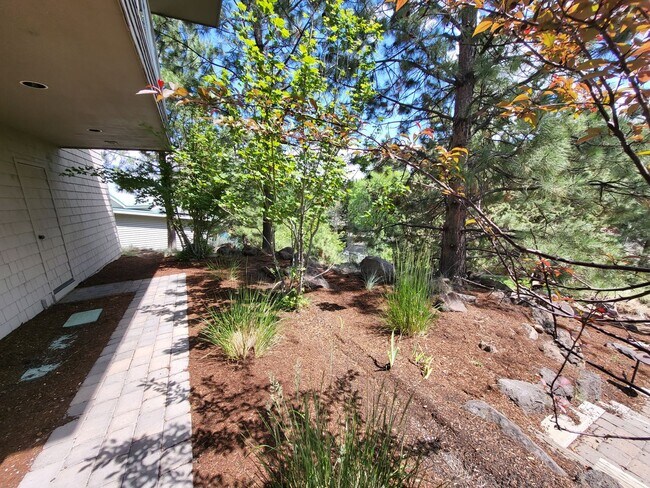 Foto del edificio - FULLY FURNISHED - 3 Bed 3 Full bath-office/bonus/craft room-walk to river