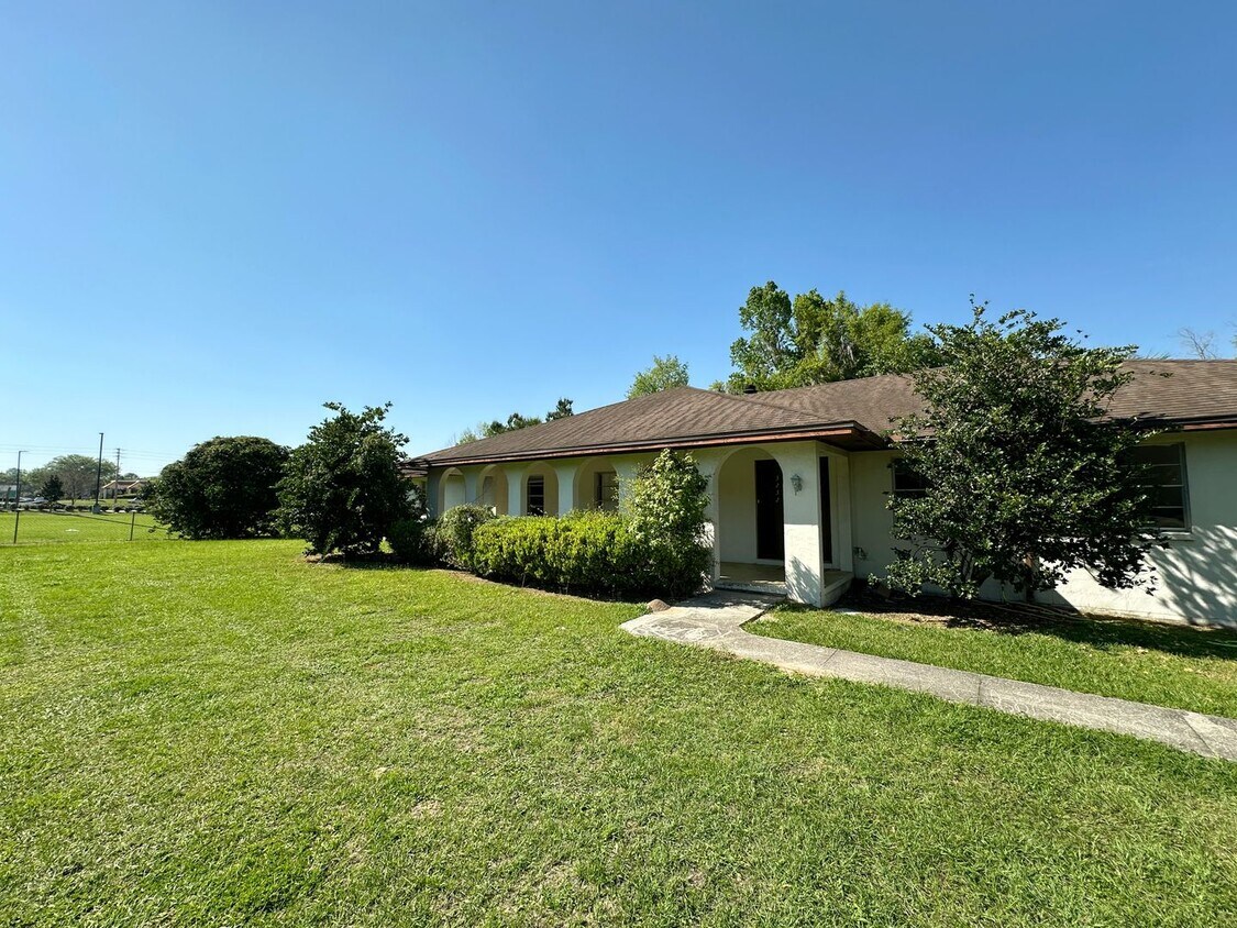 Foto principal - Huge 5 Bedroom, 3 Bathroom House -- Just S...