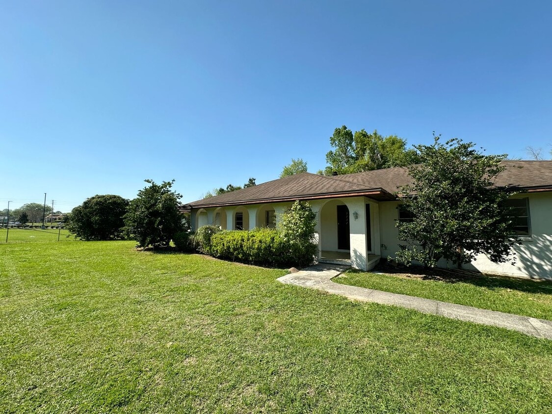 Primary Photo - Huge 5 Bedroom, 3 Bathroom House -- Just S...