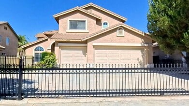 Building Photo - 2226 Willowbrook Ln