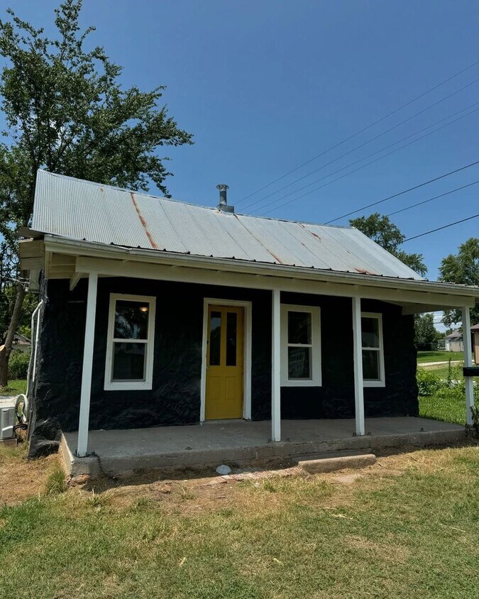 Primary Photo - Adorable Home - Cassville