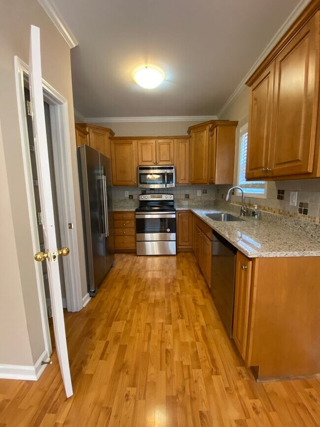 Building Photo - Pre-Leasing for March 1st- Lovely 3 bedroo...