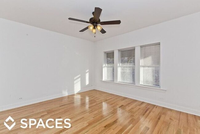 Building Photo - 1634 W Montrose Ave