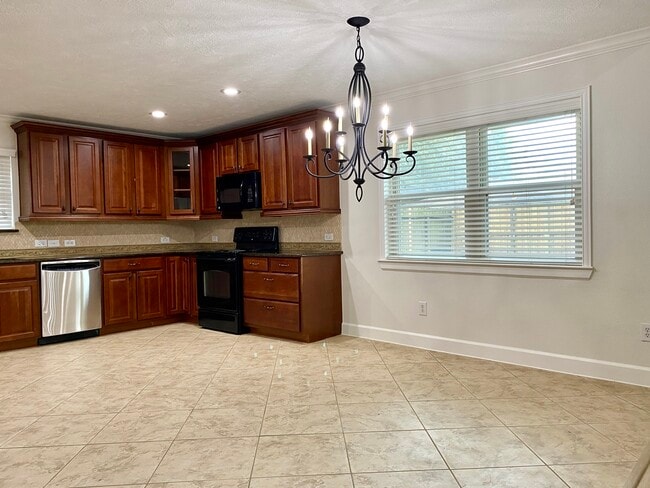 Dining - 1121 E San Augustine St