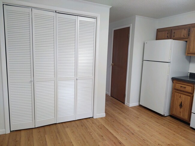 Building Photo - Adorable Townhome