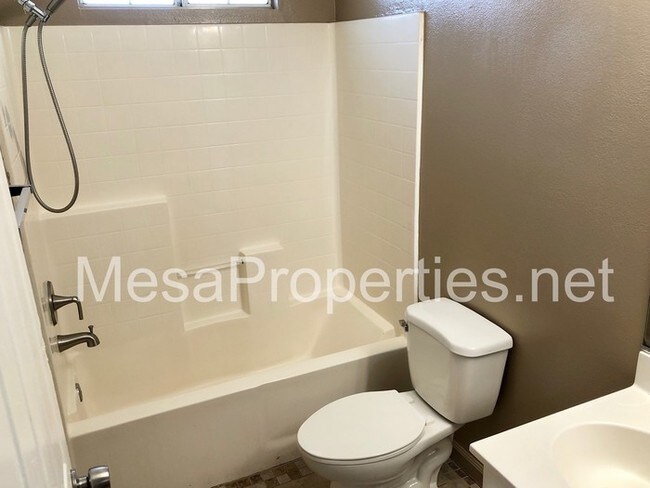 Building Photo - Single Story 4 Bedroom House in Fontana