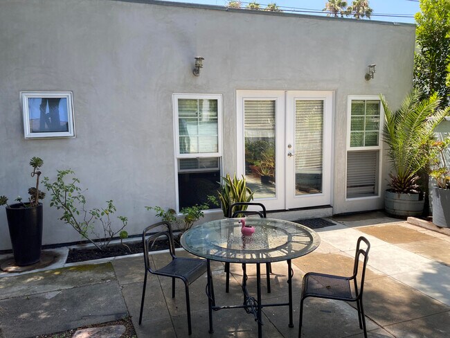 Building Photo - 527 Westbourne Dr