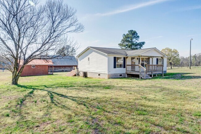 Building Photo - 3 Bedroom/2 Bathroom Equine Farm Home
