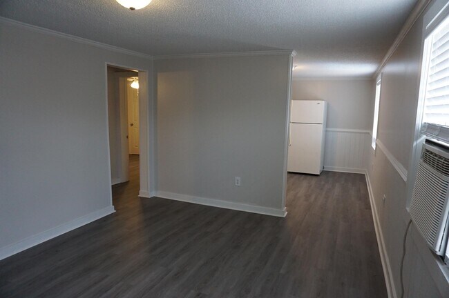 Foto del edificio - 148a S John Sims Pkwy